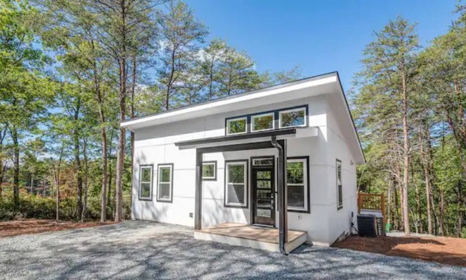 Lake Lure House | Luxury Modern 2BR+Loft Cabin near Chimney Rock!