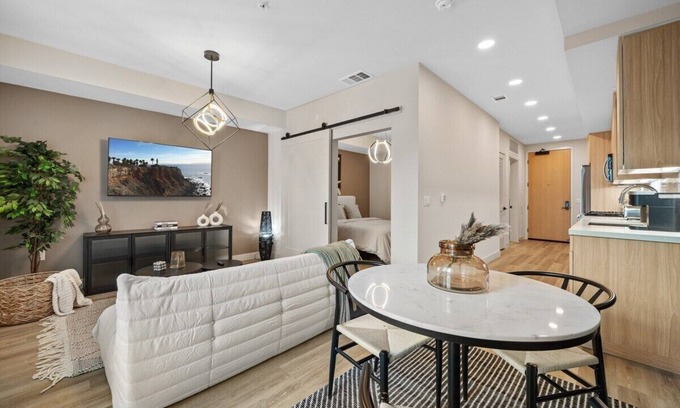 Santa Ana Heights Apartment | Luxury Modern Apt in Irvine