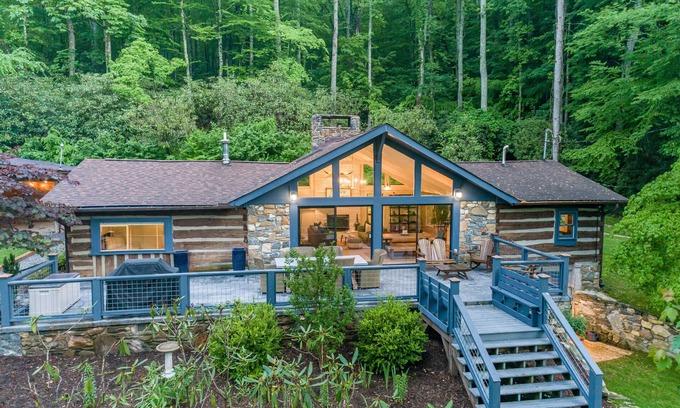 Fairview House | Luxury Mountain Home w/Outdoor Dining + Waterfall
