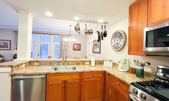 Proctorsville Condo | Luxury Mtn. Condo w/2 King Beds 4 Miles to Okemo