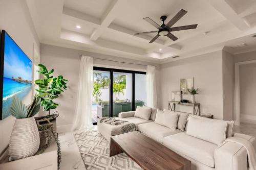 Naples Park House | Luxury Naples 4br W Pool Near Vanderbilt Beach