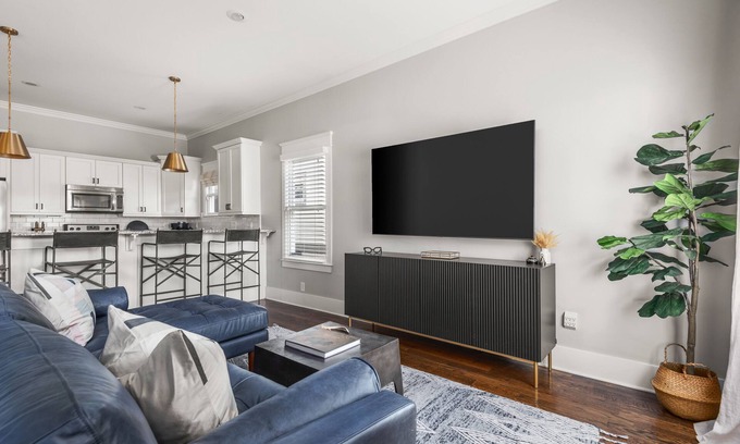 The Nations House | LUXURY: Nations Station: 12 minutes downtown 2 blocks to 14TENN