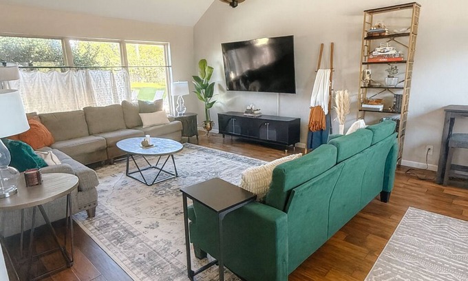 Norman House | Luxury Norman Estate: Pool, 3 Kings, 10min to OU & 25min to Bricktown. NO BUNKS!