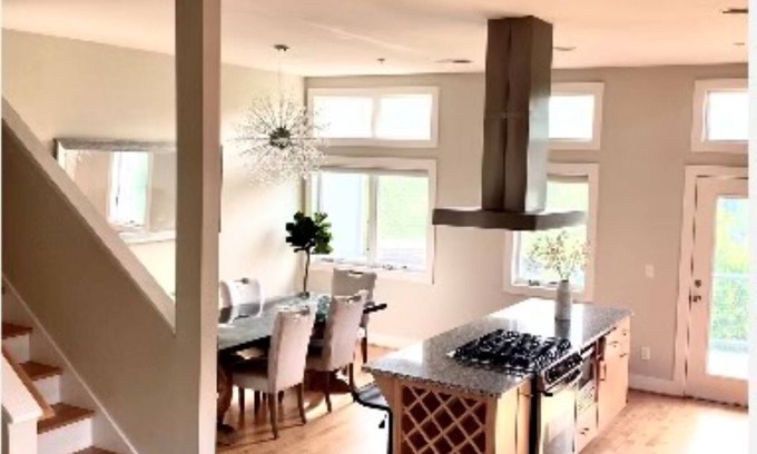 Northside House | Luxury NorthShore Townhome