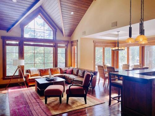 Truckee House | Luxury Northstar Home| hot tub| walk to ski lifts