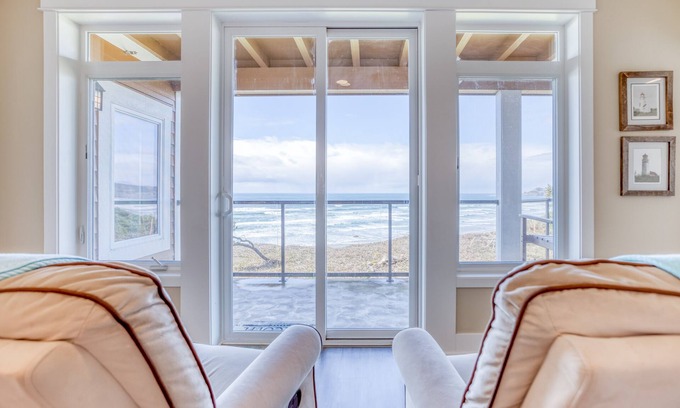 Newport House | Luxury Oceanfront Condo with Two Primary Suites Near Newport’s Nye Beach