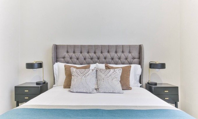 Farringdon Apartment | Luxury one bedroom apartment minutes from Farringdon Station!