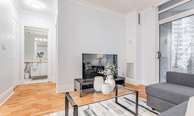 Downtown Mississauga Condo | LUXURY ONE BEDROOM CONDO NEAR SQUARE ONE / PAKING