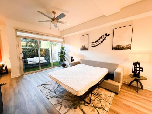 Carthay Circle Apartment | Luxury Open BD w Pool, Parking, & WD 133