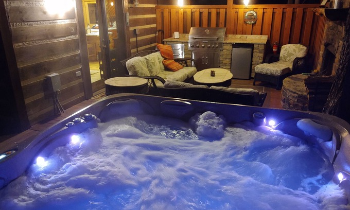 Morganton Cabin | Luxury Outdoor LR & BBQ, Mtn Top retreat- MOOSEMAC - 7 person hot tub & more!