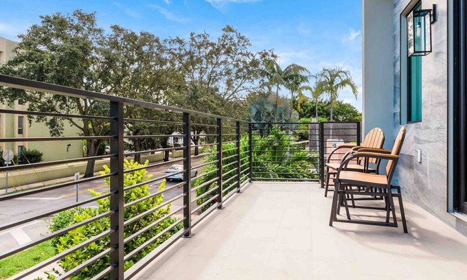 Colee Hammock House | Luxury Paradise Walk to Las Olas -5 Mins to Beach