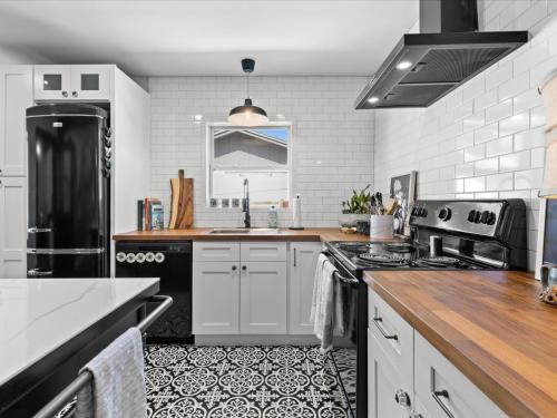 Tampa House | Luxury-Pet Friendly, Farmhouse Bungalow, Downtown Tampa