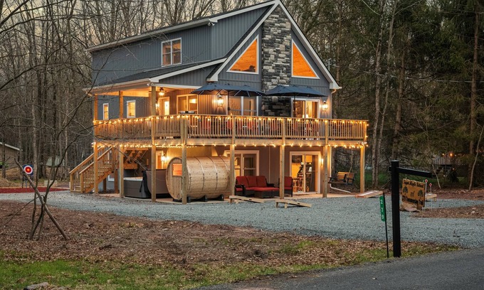 Albrightsville Ski Chalet | Luxury Pocono Retreat | Sauna | Hot Tub | Games