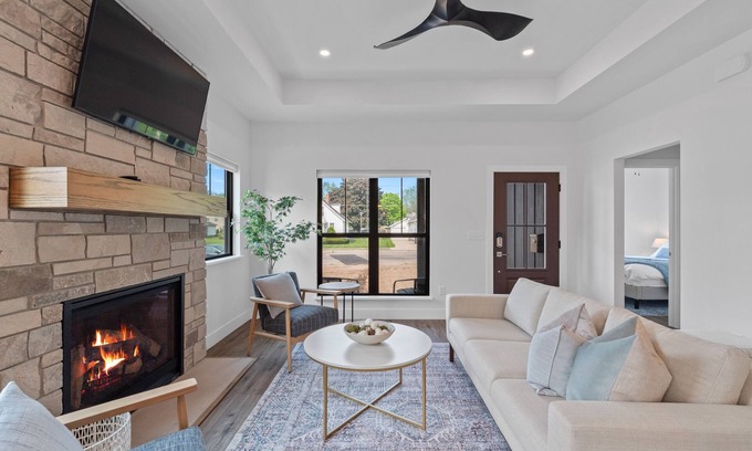 Lake Geneva House | Luxury Property-Walk to lake and downtown Lake Geneva. Pet Friendly, Sleeps 8