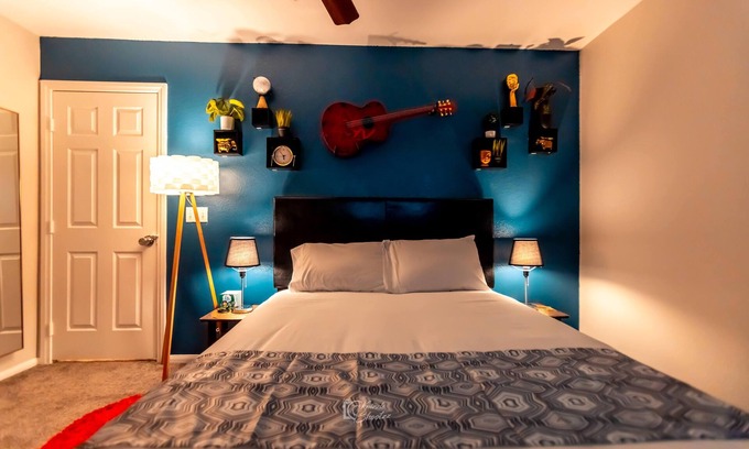 Silverado Ranch Bed & Breakfast | LUXURY QUEEN SUITE , MINUTES TO AIRPORT,STRIP AND FREEWAY