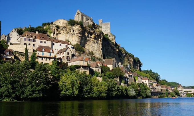 Beynac-et-Cazenac House | Luxury Rental In Perigord With A 27m Long Heated Pool Overlooking The Valley
