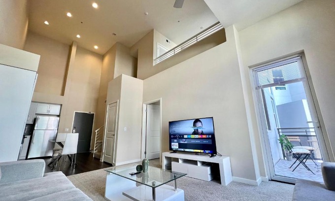 Mid-Wilshire Apartment | Luxury Residence Loft 3 Beds with Pool and Gym