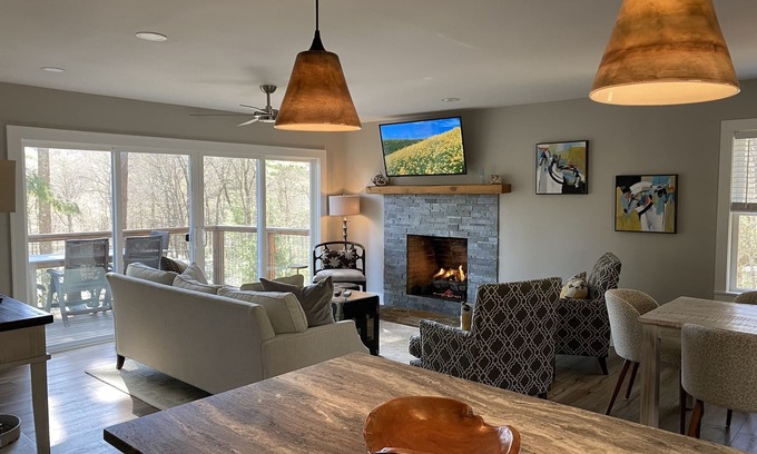 Highlands House | Luxury Retreat: 2 Master Bedrooms, In-Town Highlands, NC-Fireplace & Fiber Optic