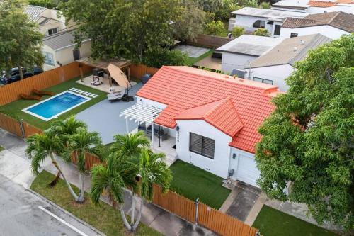 Coral Way House | Luxury Retreat 3B ,2Ba POOL , Coral Gables Center