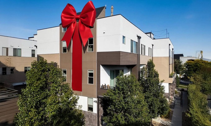 Jefferson Park House | Luxury Retreat by Broncos Stadium Modern Townhome with incredible rooftop views!