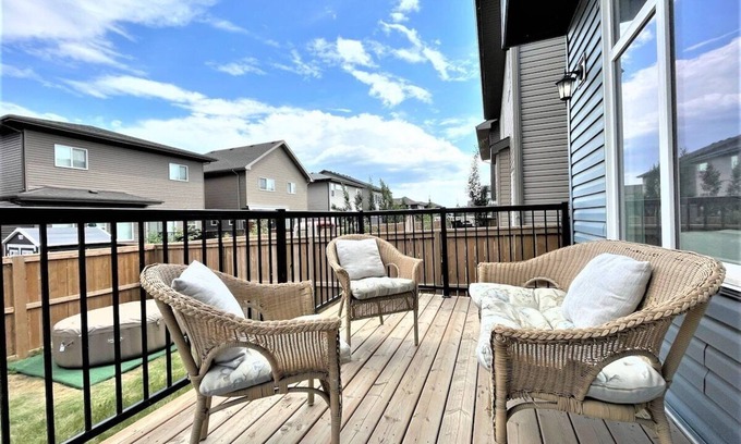 Southeast Calgary House | Luxury Retreat For Large Groups