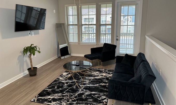 Lakes of Forest Hill Apartment | Luxury Retreat in East Memphis with Balcony