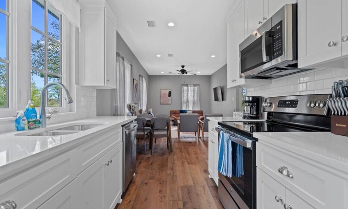 Hillcrest Apartment | Luxury Retreat in Hillcrest!
