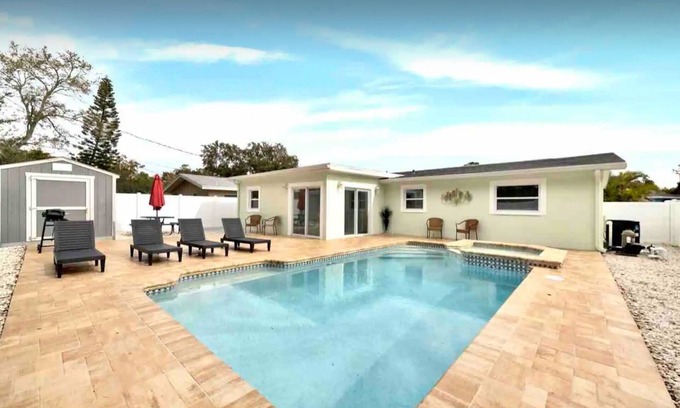 Anona House | Luxury Retreat Largo - Beaches - 12PPL - Pool Spa