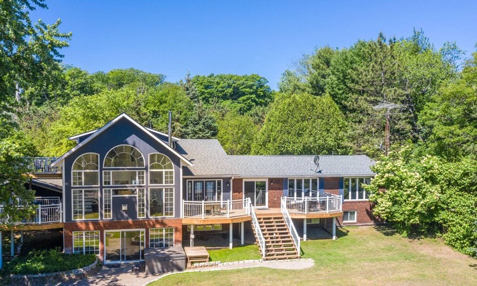 Seguin Cabin | Luxury Retreat On Lake Joseph
