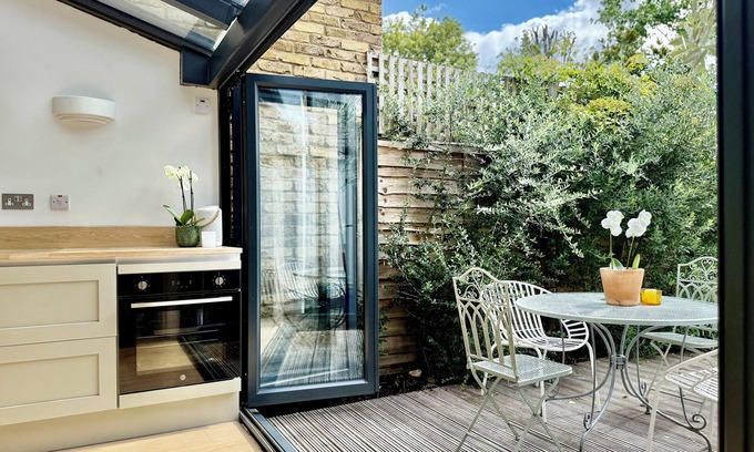 North Richmond Apartment | Luxury Richmond Apartment 4Bd/3Bth m w Garden/Parking (child/pet friendly!)