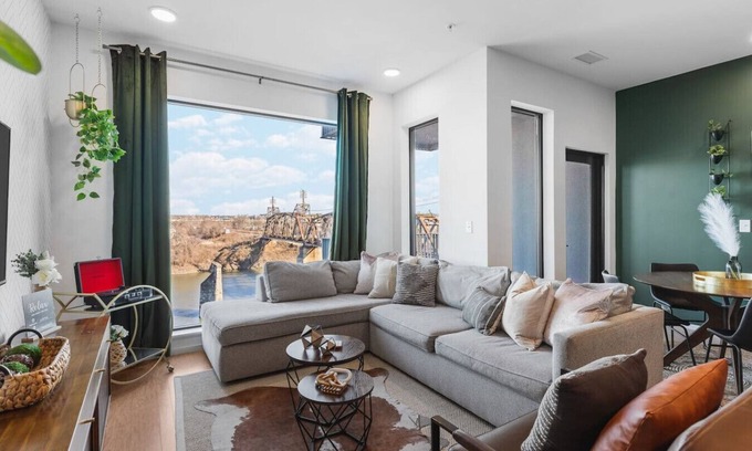 North Capitol Condo | Luxury Riverview Condo with Patio, Walk to Broadway