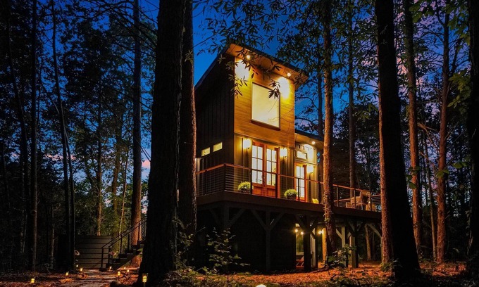 Huntersville House | Luxury, Romantic TreeHouse Retreat near Charlotte with Hot Tub, Bar, & Fire Pit