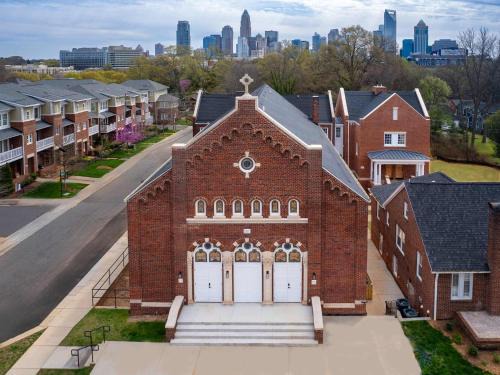 Wesley Heights House | Luxury Rooftop Townhome in Restored Church 5 mins to DT