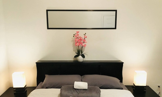 Miramar House | Luxury room rental with pool and gym access and near malls, shops and highways