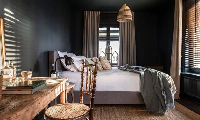 Historical Center Bruges Condo | Luxury room with en suite bathroom