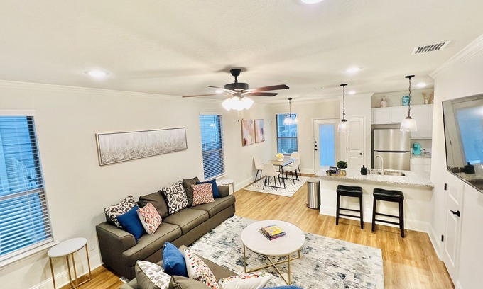 West San Antonio House | Luxury San Antonio Townhome By Sea World/SixFlag/Lackland AFB