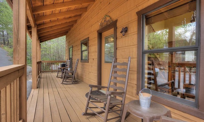 Sevierville Cabin | Luxury Secluded 1 bd+loft Cabin ! WiFi! Sony PlayStation! 11min to Parkway!
