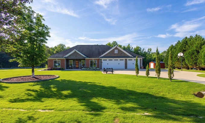 Midland Boat Rental | Luxury Serene Getaway w/Sparkling Pool near Ft. Moore & Callaway Gardens