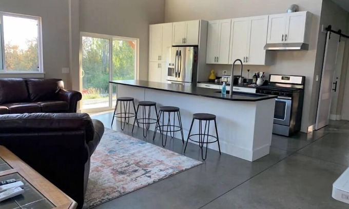 Mount Vernon Apartment | Luxury shome, views above Skagit Valley- EV charge