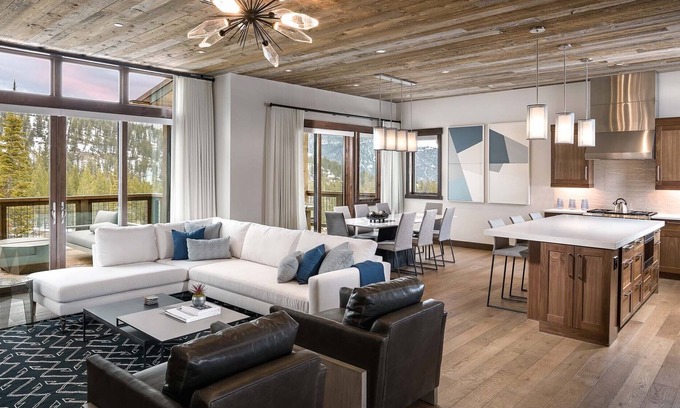 Spanish Peaks House | Luxury Ski In/Out Home - Baby Friendly - Pet Friendly