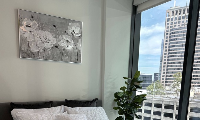 Lenox Apartment | Luxury Sky Rise Vacation Home