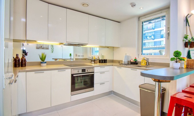 Botwell Apartment | Luxury spacious home near airport