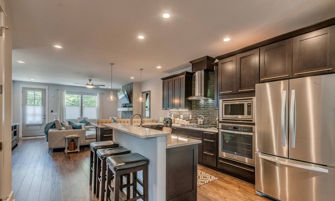 North Nashville House | Luxury Spacious Home 2mi to Broadway -Backyard-Outdoor Dining-Firepit & Grill