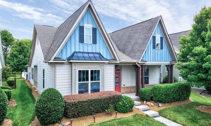 Clegg House | Luxury Spacious Research Triangle ranch - Garage Backyard Sunroom!15 min to RDU