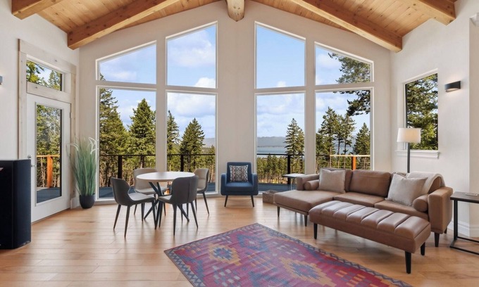 Lakeside House | Luxury Stay, Breathtaking Views, Central Location