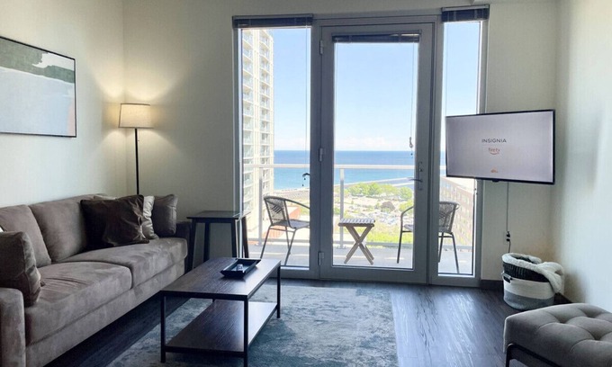 Lower East Side Apartment | Luxury Studio Apt Near Brady St with Balcony and Lake View