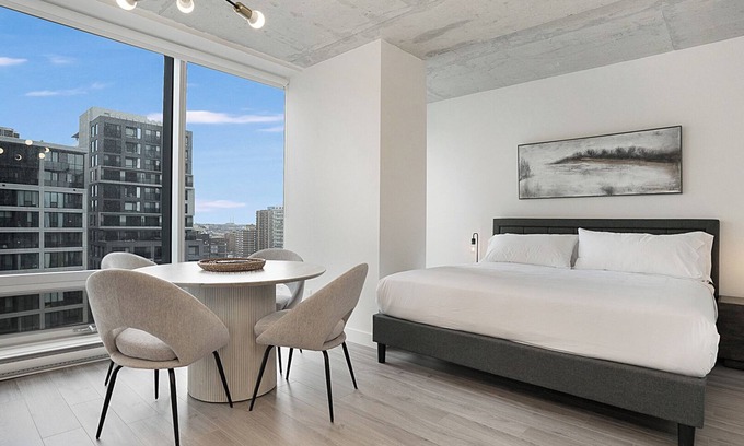 Milton Park Apartment | Luxury Studio in Heart of MTL 904 | Metro access