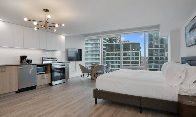 Milton Park Apartment | Luxury Studio in Heart of MTL 807 | Metro access