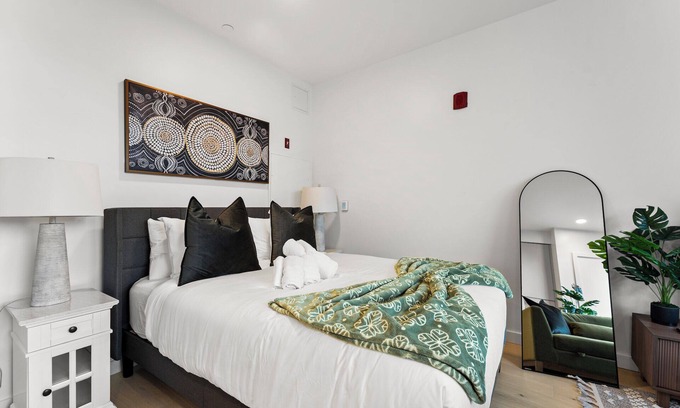 D Street - West Broadway Apartment | Luxury Studio Next to Broadway 3331