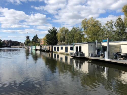 Oostelijke Eilanden en Kadijken Bed & Breakfast | Luxury studio on Robs houseboat special for couples